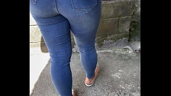 Ella baja sus jeans para que le follen su rico culote al aire libre