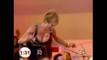 Another hot lady takes part in the indoor surfing game on buono domenica which inevitibly leads to upskirts and downblouse moments