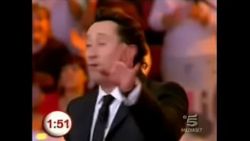 Another hot lady takes part in the indoor surfing game on buono domenica which inevitibly leads to upskirts and downblouse moments