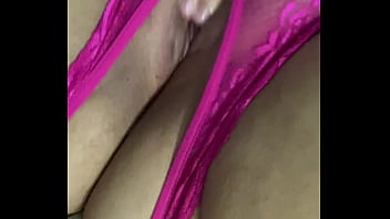 Tanga fucsia corrida y me froto la concha mojada hasta acabar gimiendo duro