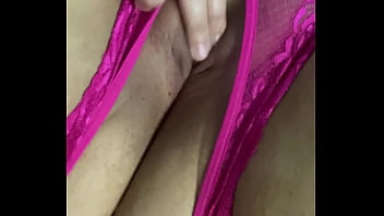 Tanga fucsia corrida y me froto la concha mojada hasta acabar gimiendo duro