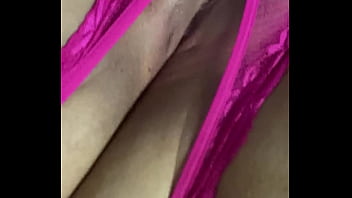Tanga fucsia corrida y me froto la concha mojada hasta acabar gimiendo duro