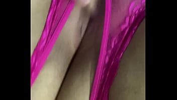 Tanga fucsia corrida y me froto la concha mojada hasta acabar gimiendo duro