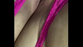 Tanga fucsia corrida y me froto la concha mojada hasta acabar gimiendo duro Tanga fucsia corrida y me froto la concha mojada hasta acabar gimiendo duro