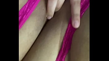 Tanga fucsia corrida y me froto la concha mojada hasta acabar gimiendo duro