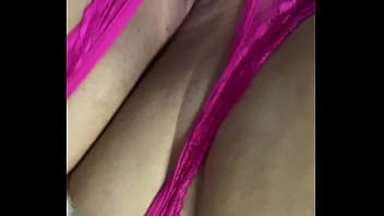 Tanga fucsia corrida y me froto la concha mojada hasta acabar gimiendo duro