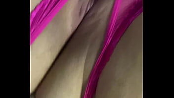 Tanga fucsia corrida y me froto la concha mojada hasta acabar gimiendo duro