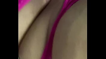 Tanga fucsia corrida y me froto la concha mojada hasta acabar gimiendo duro