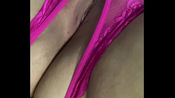Tanga fucsia corrida y me froto la concha mojada hasta acabar gimiendo duro
