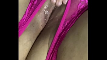 Tanga fucsia corrida y me froto la concha mojada hasta acabar gimiendo duro