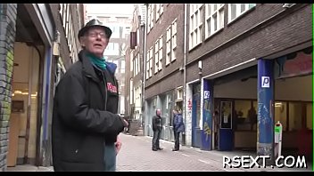 Hottie takes it up the wazoo