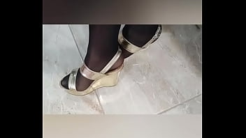 Super Riquisima Travesti Desnuda En Zapatillas Y Pantimedias thumbnail