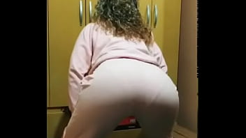 Novinha safada rebolando gostoso amadora gostosa dançando funk cheia de tesão