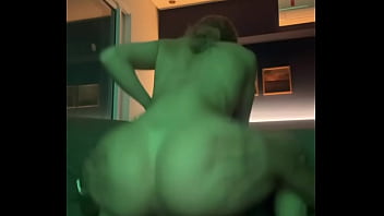 Linda loira sentando até o talo com a buceta apertadinha