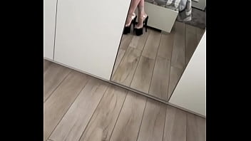 Mio marito è in videochiamata in riunione di là gli porto il caffè così ️#stocking #heel #sexy #porn #hard