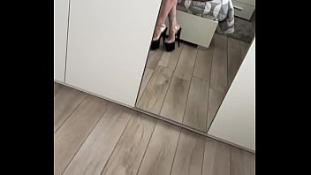 Mio marito è in videochiamata in riunione di là gli porto il caffè così ️#stocking #heel #sexy #porn #hard