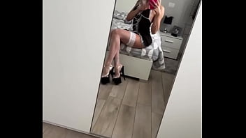 Mio marito è in videochiamata in riunione di là gli porto il caffè così ️#stocking #heel #sexy #porn #hard