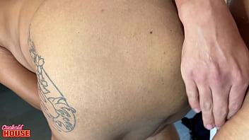 Gordinha safada ficou com tesão vendo cara pauzudo no banho e trepou com 2