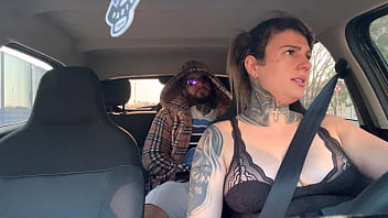 Mulher uber pega passageiro suspeito e acaba tendo que dar a buceta ali mesmo dentro do carro ele falou que iria foder ela no pelo e que não iria pagar a corrida ela gozou no pau do bandido