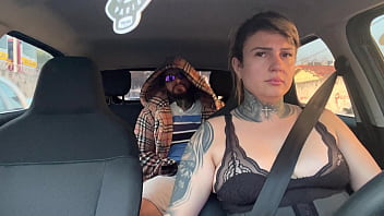 Mulher uber pega passageiro suspeito e acaba tendo que dar a buceta ali mesmo dentro do carro ele falou que iria foder ela no pelo e que não iria pagar a corrida ela gozou no pau do bandido