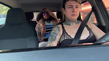 Mulher uber pega passageiro suspeito e acaba tendo que dar a buceta ali mesmo dentro do carro ele falou que iria foder ela no pelo e que não iria pagar a corrida ela gozou no pau do bandido