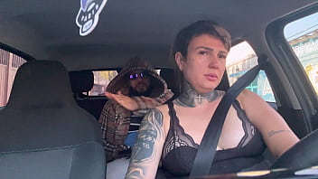 Mulher uber pega passageiro suspeito e acaba tendo que dar a buceta ali mesmo dentro do carro ele falou que iria foder ela no pelo e que não iria pagar a corrida ela gozou no pau do bandido Mulher uber pega passageiro suspeito e acaba tendo que dar a buceta ali mesmo dentro do carro ele falou que iria foder ela no pelo e que não iria pagar a corrida ela gozou no pau do bandido