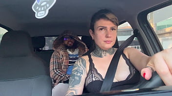 Mulher uber pega passageiro suspeito e acaba tendo que dar a buceta ali mesmo dentro do carro ele falou que iria foder ela no pelo e que não iria pagar a corrida ela gozou no pau do bandido