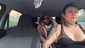 Mulher uber pega passageiro suspeito e acaba tendo que dar a buceta ali mesmo dentro do carro ele falou que iria foder ela no pelo e que não iria pagar a corrida ela gozou no pau do bandido