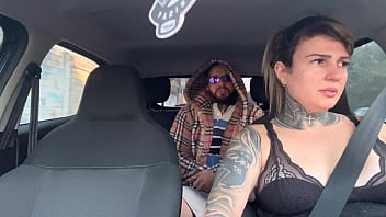 Mulher uber pega passageiro suspeito e acaba tendo que dar a buceta ali mesmo dentro do carro ele falou que iria foder ela no pelo e que não iria pagar a corrida ela gozou no pau do bandido Mulher uber pega passageiro suspeito e acaba tendo que dar a buceta ali mesmo dentro do carro ele falou que iria foder ela no pelo e que não iria pagar a corrida ela gozou no pau do bandido