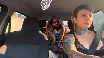 Mulher uber pega passageiro suspeito e acaba tendo que dar a buceta ali mesmo dentro do carro ele falou que iria foder ela no pelo e que não iria pagar a corrida ela gozou no pau do bandido Mulher uber pega passageiro suspeito e acaba tendo que dar a buceta ali mesmo dentro do carro ele falou que iria foder ela no pelo e que não iria pagar a corrida ela gozou no pau do bandido