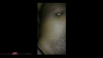 Une salope africaine se baigne dans la rivière et se fait baiser par des inconnus partie 2