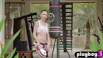 Amazing babe shows nice ass