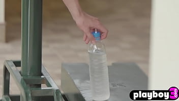 Amazing babe shows nice ass