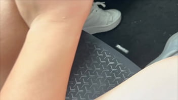 早くシたくてたまらないカップルは車の中でsexでイキまくる