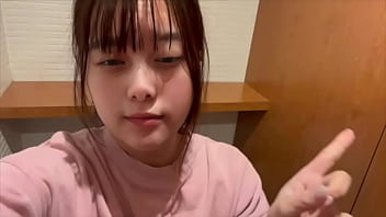 今日も隣でト◯レしてる人がいるのにオナニーしてやってはいけないことに興奮する女子◯生。