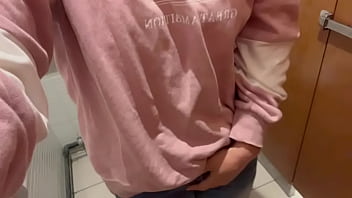 今日も隣でト◯レしてる人がいるのにオナニーしてやってはいけないことに興奮する女子◯生。