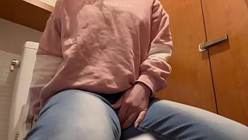 今日も隣でト◯レしてる人がいるのにオナニーしてやってはいけないことに興奮する女子◯生。