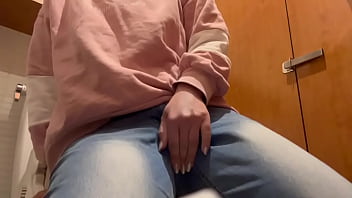 今日も隣でト◯レしてる人がいるのにオナニーしてやってはいけないことに興奮する女子◯生。