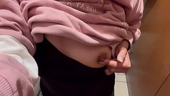 今日も隣でト◯レしてる人がいるのにオナニーしてやってはいけないことに興奮する女子◯生。