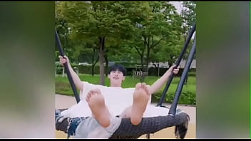 The way this man & his feet turn me on wonho