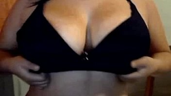 Amateur babe presents her huge breasts