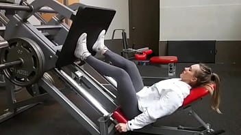 Supermodel blows ass in the middle of her workout