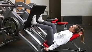 Supermodel blows ass in the middle of her workout