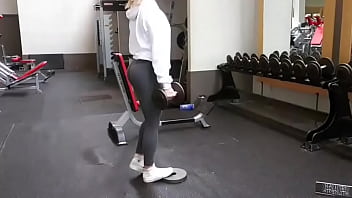Supermodel blows ass in the middle of her workout