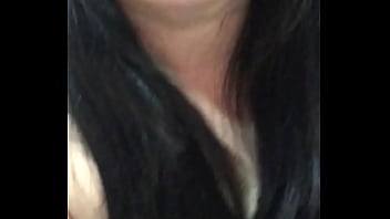 Me masturbo en la sala de casa como un putita cachonda