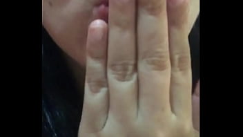 Me masturbo en la sala de casa como un putita cachonda