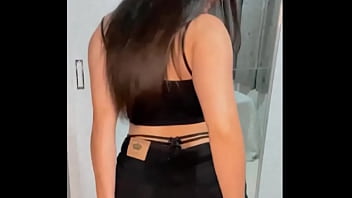 Novinha rabuda se exibindo e fudendo com dildo