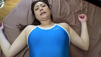 娘のスクール水着を着た日本人巨乳milf