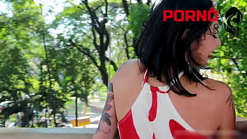 Novinha assiste pornô da mãe e vai sentar no mesmo pau