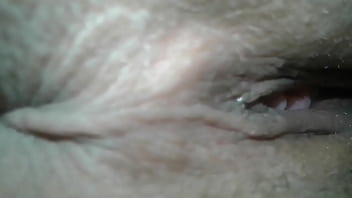 La grabó mientras cocina